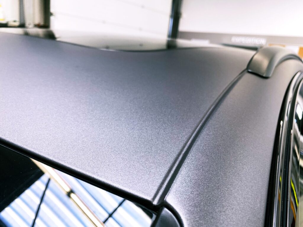 Audi RS6 équipée d'un covering Gris Gunmetal - vue du toit roof wrapping