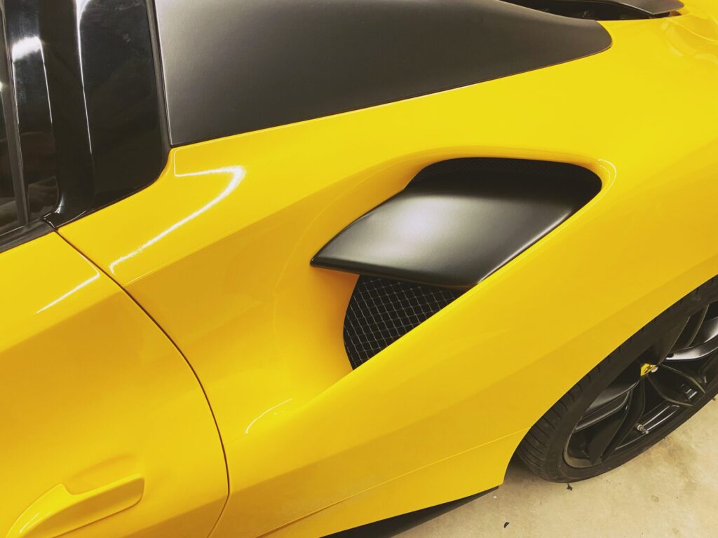 Pose de film adhésif vinyl wrapping covering sur Ferrari 488 Italia hypercars