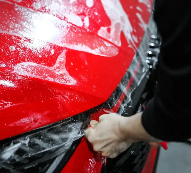 Le PPF, pose d'une protection carrosserie par le film sur voiture neuve